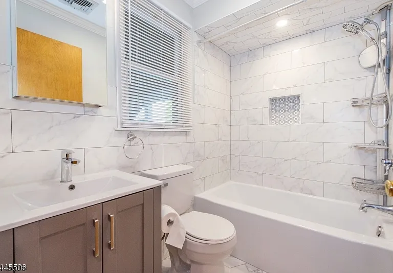 137 E 9th St #1 — Photo 4