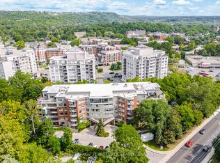 77 Governors Rd #204, Hamilton, ON L9H7N8