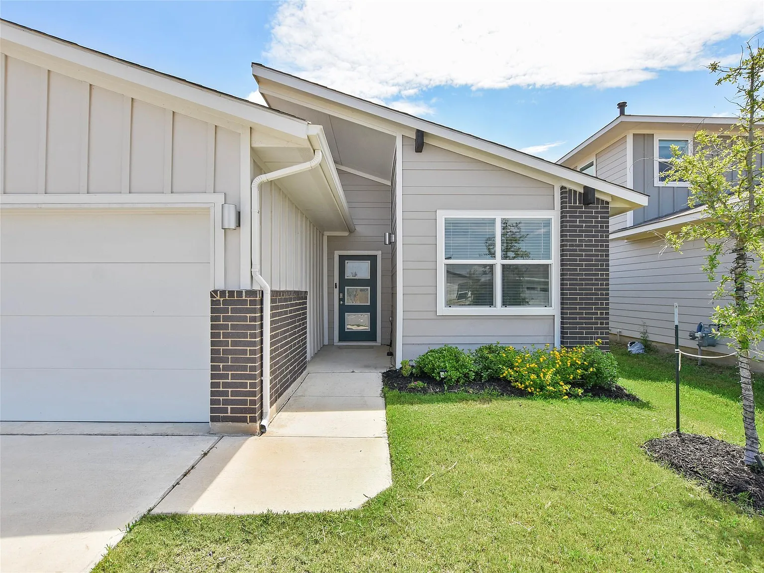 3 bed, 2.0 bath, 1443 sqft, $1,900 — Photo 2