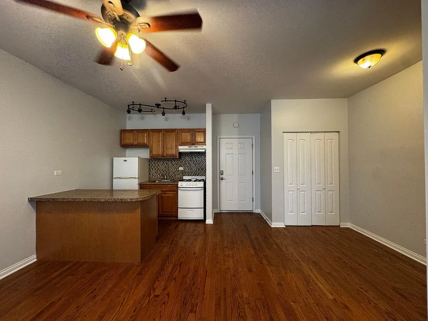 1334 W Lunt Ave — Photo 4