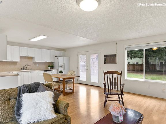 3rd image of 821 NE 108th Ave