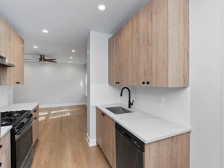 1910 W Winnemac Ave #1908-2 — Photo 5