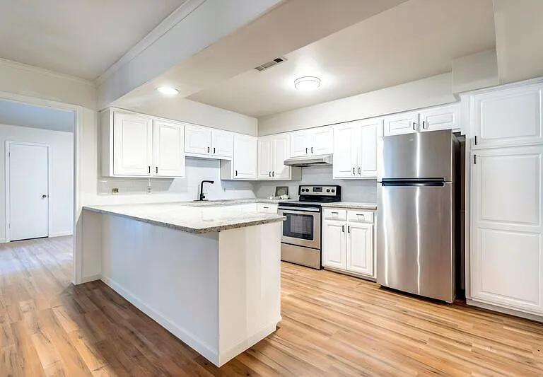524 N Woods St — Photo 10