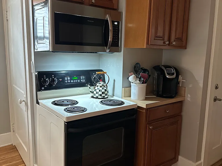 406 E 6th St #1 — Photo 4