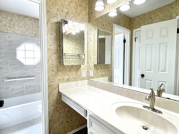 5th image of 1106 Briargate Dr