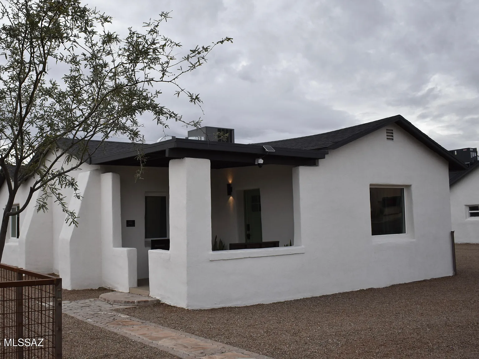 3 bed, 2.0 bath, 1092 sqft, $4,200 — Photo 2