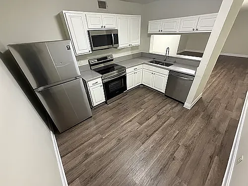 Sunset Square Apartments — Photo 12