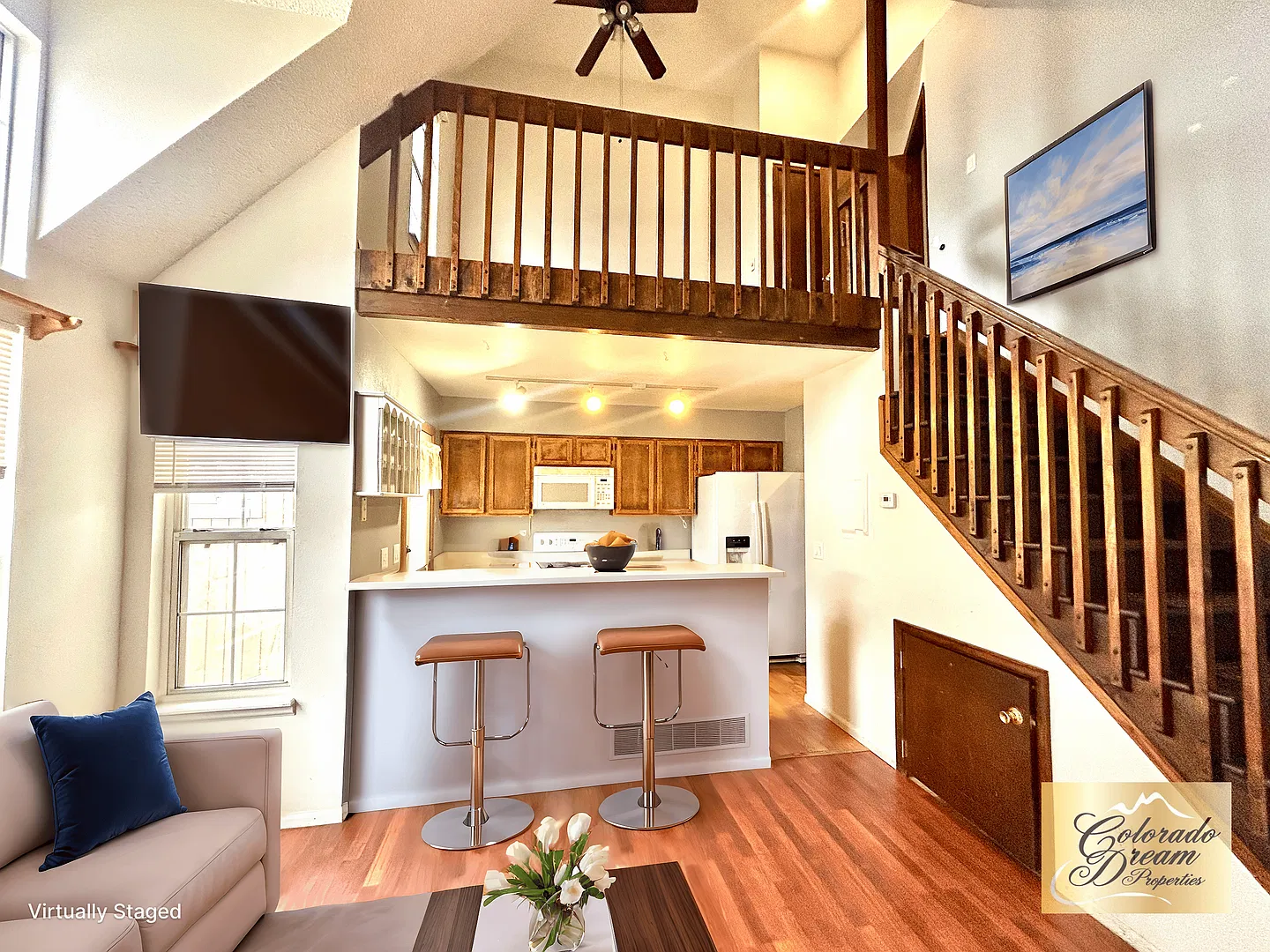Wonderful 2-bed 2-full bath townhouse walking distance to the lightrail! — Photo 2
