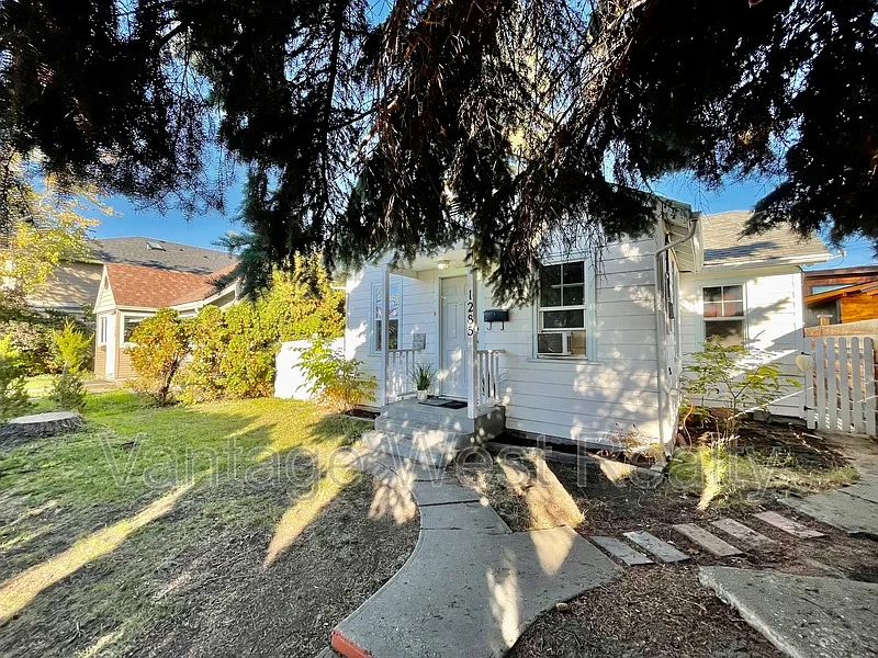 2 bed, 1.0 bath, 864 sqft, $2,350 — Photo 3