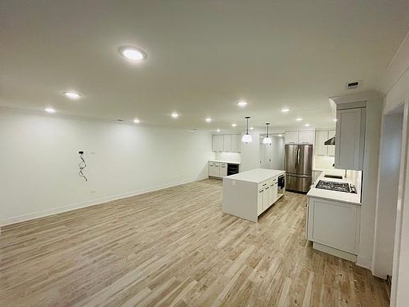 3rd image of 843 W Wellington Ave #G