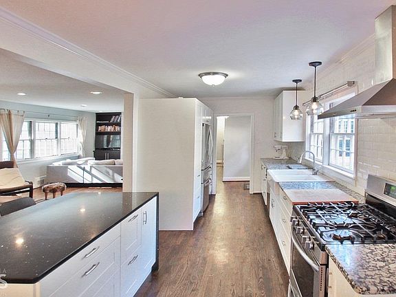 3rd image of 949 Cardova Dr NE