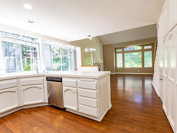 5th image of 18 Tamarac Pl