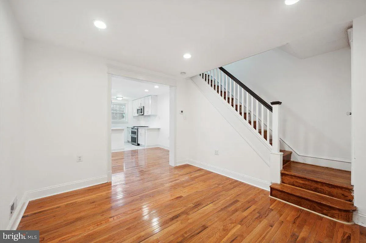 423 Croyden Rd photo 1