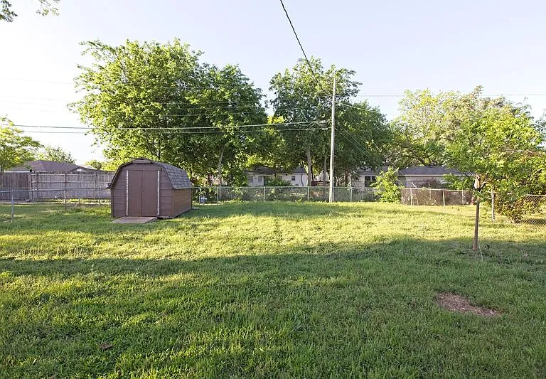 802 22nd St — Photo 2