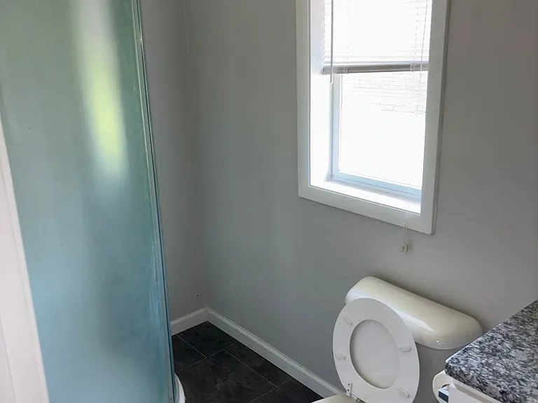 919 W Walnut St — Photo 5