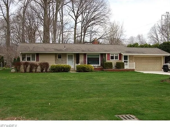 40 Gillian Ln, Youngstown, OH 44511