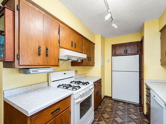 5th image of 1789 Kennard St N