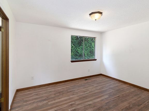4th image of 107 NE Hazelwood Pl