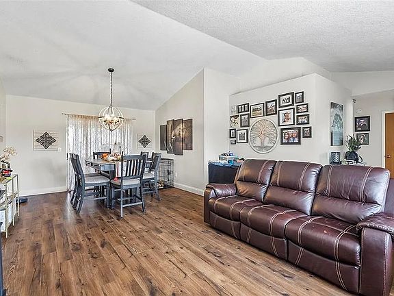 3rd image of 755 Fairlawn Dr