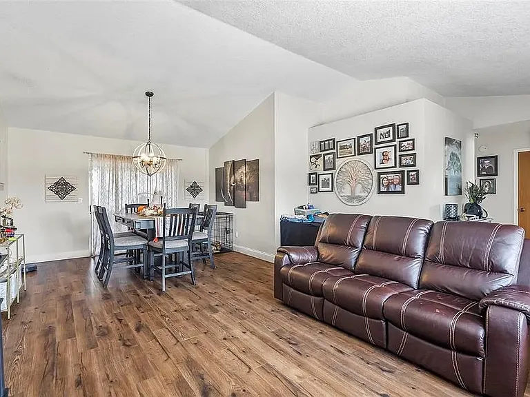 755 Fairlawn Dr — Photo 3