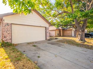 833 Bentree Dr, Fort Worth, TX 76120