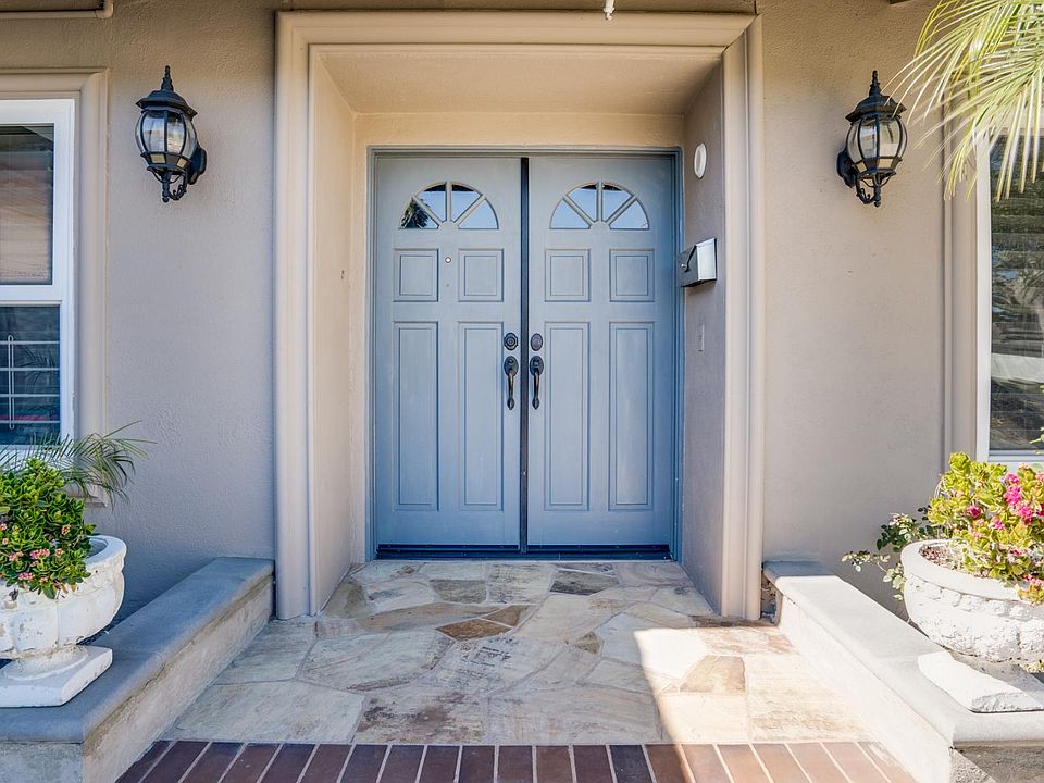 Beautiful front double door.