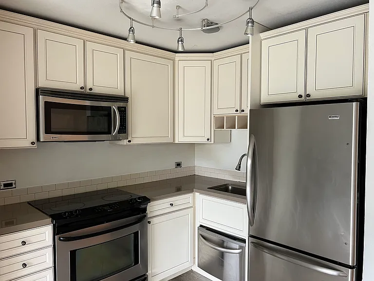 511 E Roy St #213 — Photo 8