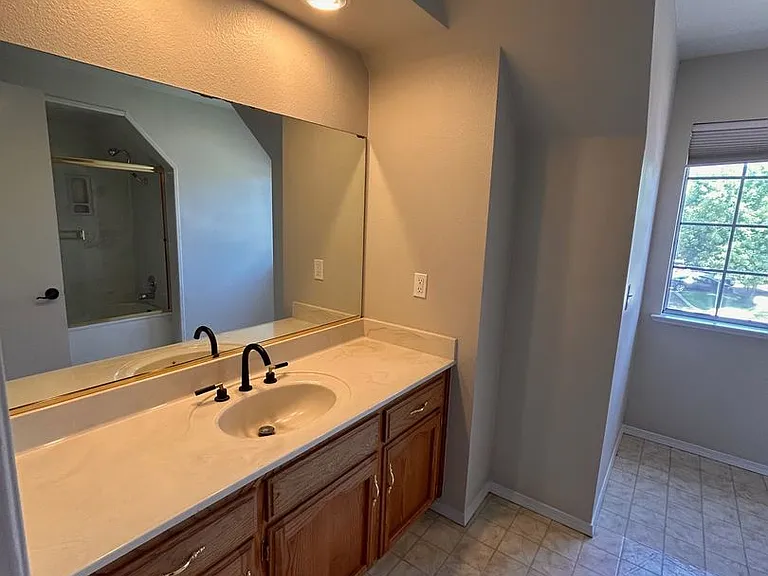 4033 W Douglas Ave — Photo 18