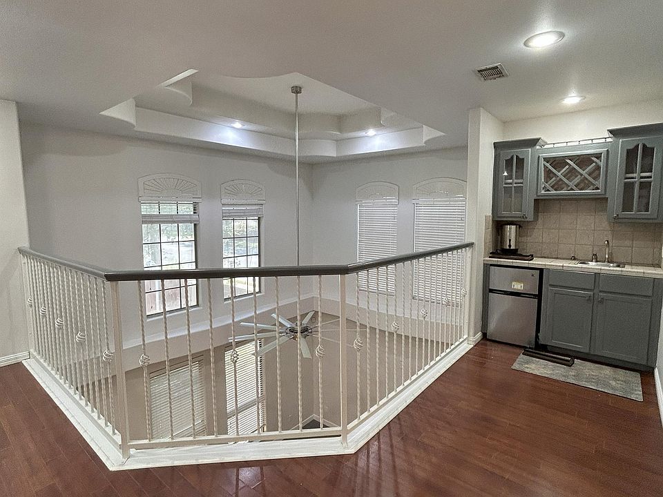 1st image of 2821 Pelican Ave