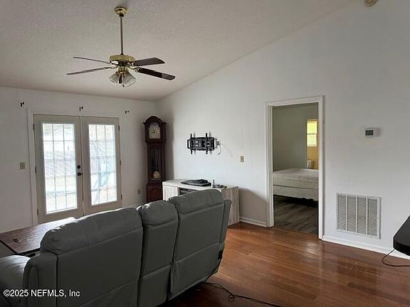 5th image of 553 SE 42 Street