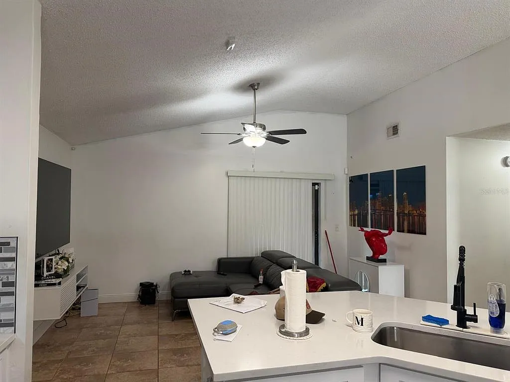 3 bed, 2.0 bath, 1199 sqft, $2,600 — Photo 4