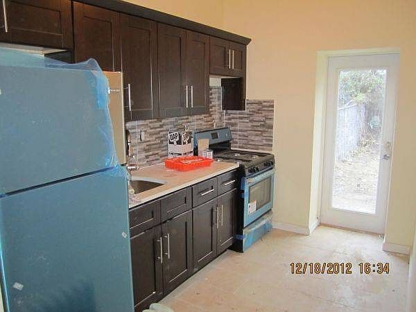 2nd image of 652 E 53rd St