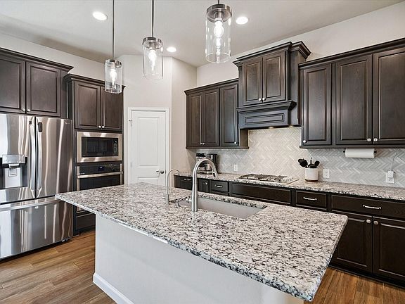 5th image of 388 Rise Ln