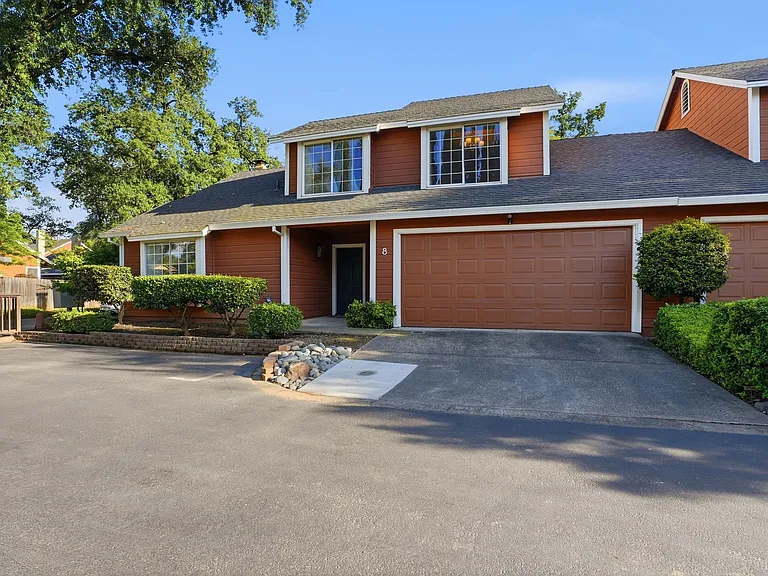 8 Coyle Creek Cir — Photo 1