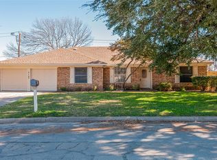 7132 Meadow Park S, North Richland Hills, TX 76180