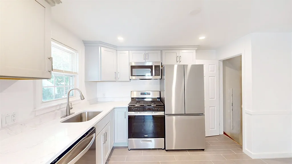 3 bed, 1100 sqft, $3,300 — Photo 1
