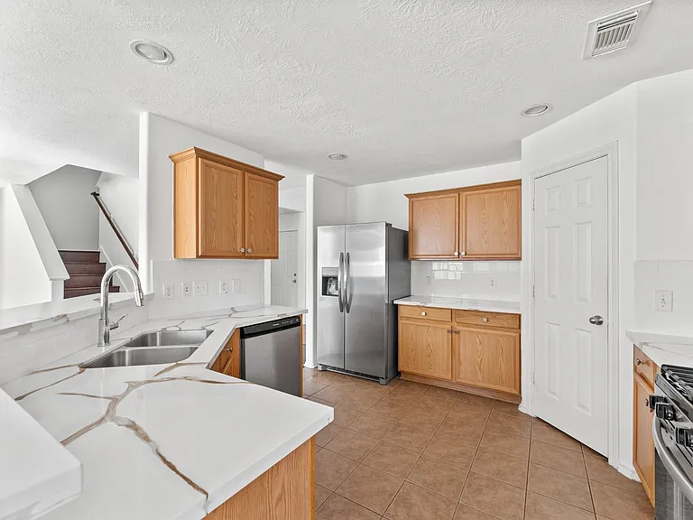 6 Druids Glen Pl — Photo 11
