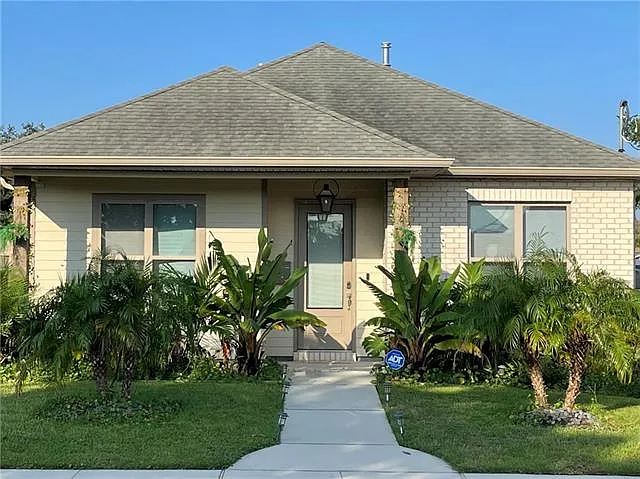 1420 Carnation Ave — Photo 1