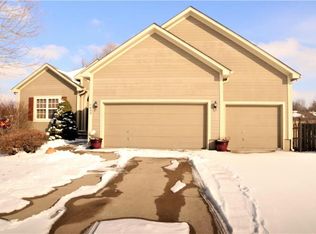 605 SE James Ct, Lees Summit, MO 64063