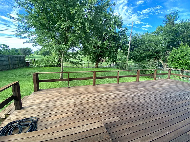 872 Summerville Dr — Photo 23