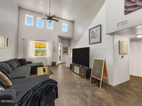 7 S Crown Plz, Vail, AZ 85641