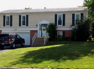 525 Avebury Ln, Roselle, IL 60172