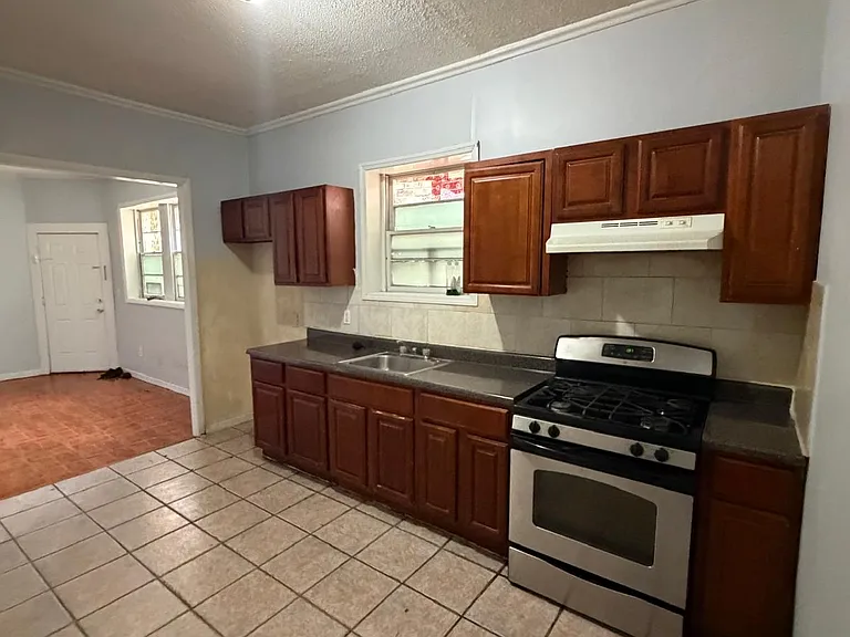 401 Marshall St #1R — Photo 1