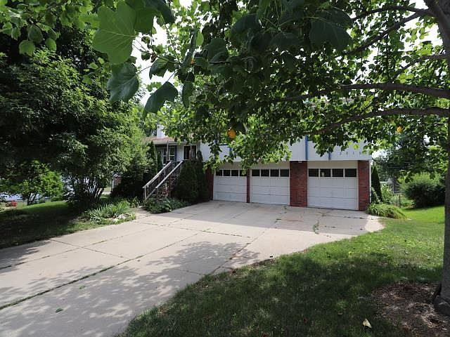 1st image of 3015 S 119th St