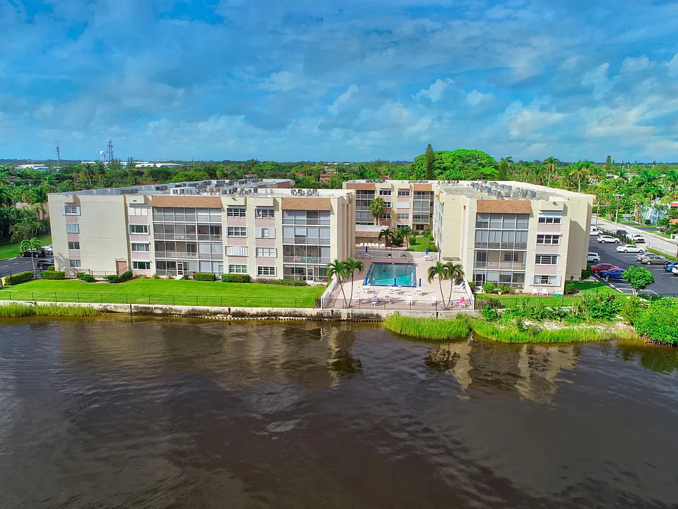 1502 S Lakeside Dr #214