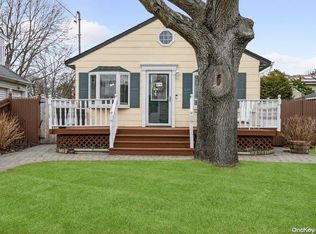 39 Dubois Rd, West Islip, NY 11795