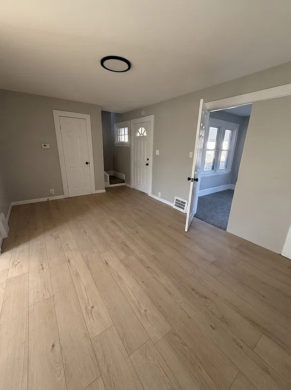 3 bed, 1.0 bath, 987 sqft, $1,585 — Photo 2