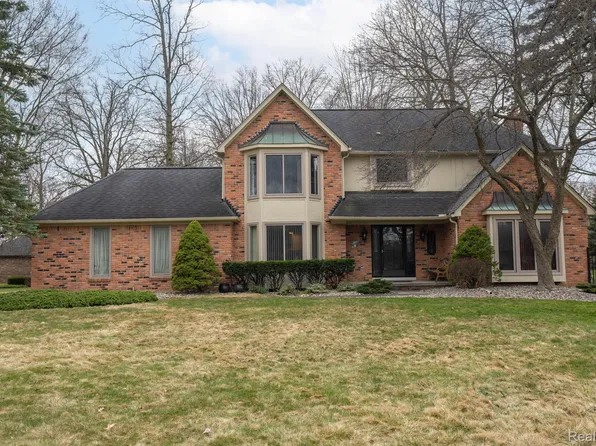 9074 Shelby Woods Dr, Shelby Township, MI 48317