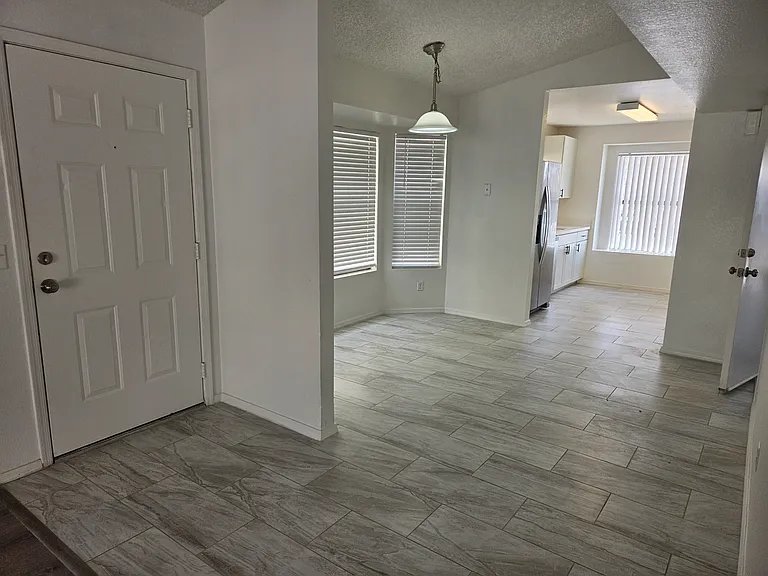 8728 W John Cabot Rd — Photo 4