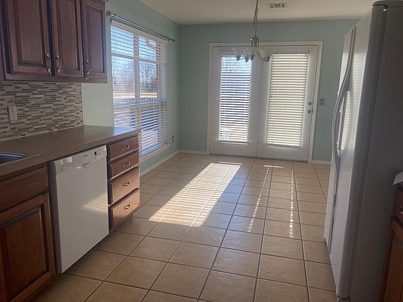 5th image of 225 S Oakdale Dr